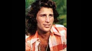 En 1969,mike brant arrive à paris,il se produit dans un club grâce à carlos. Mike Brant Dis Lui 1975 Chords Chordify