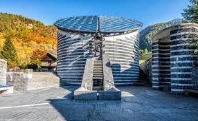 (marco 1, 6) giovanni era vestito di peli di cammello, con una cintura di pelle attorno ai fianchi, si cibava di locuste e miele selvatico. Chiesa Di San Giovanni Battista Mogno 1996 Structurae