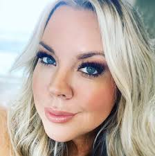 I didn't mean to have purple hair today long story 💁‍♀️ but what about  those lashes this is only mascara my real lashes have never looked this  good ! 4d epic !