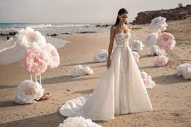 Well you're in luck, because here they come. Der Trend Israelische Brautmode Frieda Theres
