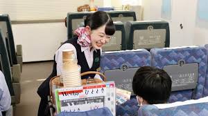 東海道新幹線の｢車内販売員｣もう一つの重要任務 普段はコーヒーを売るが､緊急事態には大活躍 | 新幹線 | 東洋経済オンライン