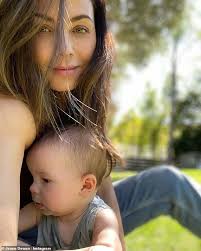 Jenna Dewan shows off her toned abs in sports bra and leggings