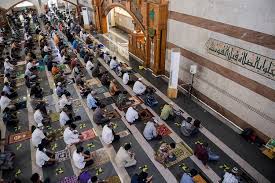 Siapa saja yang menunaikannya, akan mendapatkan pahala yang begitu berlimpah dari allah swt. Mui Kembali Imbau Muslim Di Zona Merah Covid 19 Tak Shalat Jumat Dan Berjemaah Di Masjid