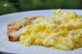 In una padellina a parte scaldate 1 cucchiaio di olio il cipollotto affettato sottile, fate scaldare 1 minuto, aggiungete quindi i pisellini, fate cuocere a fuoco medio finchè non risultano teneri. Uova Strapazzate Alla Fontina Ricette Uova Strapazzate Colazione E Brunch