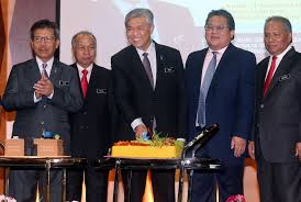 Semua menteri yang menjabat di pemerintahan pada periode kabinet pembangunan iii sampai dengan kabinet pembangunan vii adalah anggota dewan pembina golkar. Lapan Tumpuan Utama Kdn Perkasa Perkhidmatan