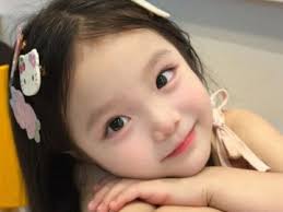 Chụp ảnh ngực trần trong lúc lái xe, thiếu nữ tông xe cảnh sát