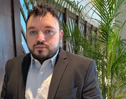 Bracamonte, el famoso sommelier peruano, apuesta por la música y presenta  “Parte de mí”