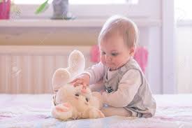 10 Monate Altes Baby Madchen Spielen Mit Pluschhase Lizenzfreie Fotos Bilder Und Stock Fotografie Image 34482018
