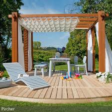 Eine Kleine Insel Mitten Im Garten Die Mit Einem Baldachin Uberdachte Holzterrasse Ist Eine Kleine Liege Ess Und Rela Holzterrasse Uberdachung Garten Garten
