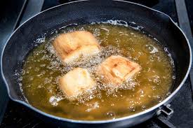 Ubi jalar sebelum dikupas • tepung terigu (sy pakai segitiga biru) • air • gula pasir • pewarna kuning • margarin lelehkan • garam • minyak goreng. Singkong Goreng Crispy