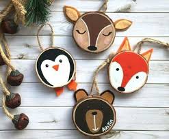 35 Ideen Zum Basteln Mit Holzscheiben Kreativ Und Naturnah Zu Weihnachten Dekorieren Basteln Mit Holzscheiben Weihnachtsholz Bastelideen