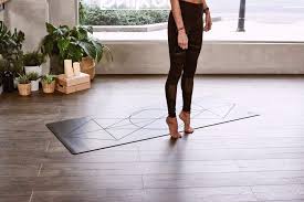 L'épaisseur de votre tapis de yoga a beaucoup à voir avec son confort: Comment Choisir Son Tapis De Yoga Yoga Bien Etre Entrepreneuriat Developpement Personnel