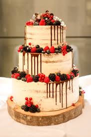 Hochzeitstorte Mit Frischen Beeren Und Schokolade Hochzeitstorte Herzform Hochzeitstorte Torte Hochzeit