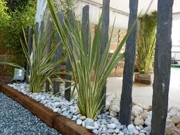 Madrier bois classe 4 leroy merlin. Massif Contemporain Piquets Dardoise Phorniums Galets Poutre Chene Gardening Times Jardin Contemporain Amenagement Jardin Jardin Moderne
