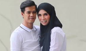 Meskipun perkahwinan izreen azminda terkubur di pertengahan jalan, sikapnya serta bekas suami, muhammad riza baharudin,32, professional apabila izreen telah bekerjasama di bawah pengarahan bekas suaminya itu. Netizen Kecam Izreen Azminda Tak Jaga Hati Bekas Madu