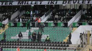 Ayrıca türkiye'deki ilk tel örgüsüz stadyum olma özelliğini taşır. Denizlispor Stadi Bolup Locaya Cevirdi