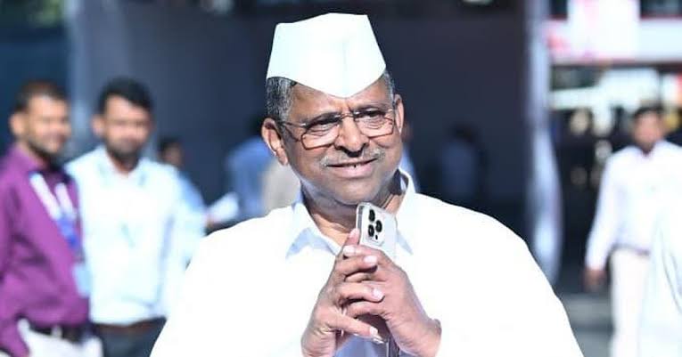 “मी पण चोरून खायचो आणि आंदोलन करायचो”; आदिवासी विद्यार्थ्यांच्या उपोषणावर मंत्री नरहरी झिरवळ यांचा अजब सल्ला!