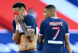 Psg seem short of ideas as the ball is hoiked forward straight to the bayern back four with no blue shirts anywhere near the attempted pass. Qnie0mlt7ah4xm