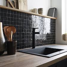Une Credence En Petits Carreaux Tellement Chic Cuisine Noire Et Bois Cuisine Noire Cuisine Bois