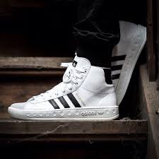 Sie werden aus hochwertigen stoffen wie natürlicher leder und textil hergestellt und sind in verschiedenen angesagten farbkombinationen erhältlich. He Is Back Adidas Allround Og Weiss Schwarz 43einhalb Sneaker Store Fulda Sneakers Mode Adidas Originals Schuhe Herren Adidas Allround