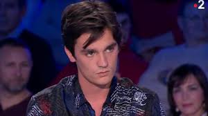 C'est un show télévisé hebdomadaire qui permet au public de découvrir l'actualité de célébrité, artiste, auteur, compositeur, etc… animé par laurent ruquier et ses deux chroniqueurs : On N Est Pas Couche Alain Fabien Delon S En Prend A Laurent Ruquier Relisez Le Roman Lci