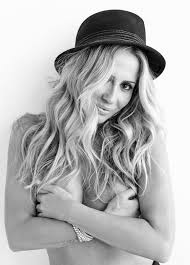 Marta Sánchez se desnudó a los 50 años contra el cáncer de mama