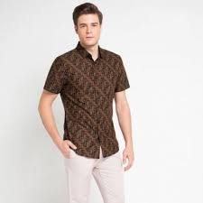 Tunangan adalah salah satu momen membahagiakan dalam kehidupan seseorang. Tampil Keren Dan Serasi Dengan 6 Model Baju Couple Untuk Tunangan