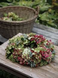 Wir Binden Einen Herbstkranz Schone Herbstdekoration Fur Jede Gelegenheit Wohnen Garten Herbstkranz Herbst Dekoration Hortensienkranz