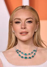 Lindsay Lohan's face card is LETHAL 🧡