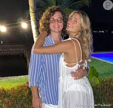 Após casamento no civil, sasha meneghel oficializa união com joão figueiredo sasha meneghel e joão figueiredo oficializaram a união durante um casamento intimista na tarde de sábado, 22/05. Vestido De Noiva De Sasha Meneghel Modelo Casou De Tenis E Look Grifado De R 8 7 Mil Purepeople