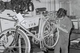 betriebseigene garage fahrzeugunterhalt der swissair am flughafen zurich kloten velowerkstatt lbs sr05 080031 05a flughafen zurich fahrzeuge flughafen