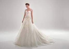 Lo strato superiore è fissato solo alla scollatura, e si muove con una leggerezza eterea. Collezione 2019 2020 Vestiti Da Sposa A Firenze Stella Sposa