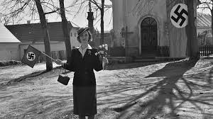 The player controls a group of two heroes who can choose. Krajina Ve Stinu Se Mdle Snazi Odpovedet Jak Se V Lidech Vzedme Bezcitnost Inside Ct Art Ceska Televize