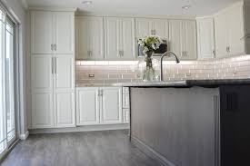 Entdecke rezepte, einrichtungsideen, stilinterpretationen und andere ideen zum ausprobieren. 75 Beautiful Gray Laminate Floor Kitchen Pictures Ideas July 2021 Houzz