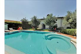 Forte dei marmi centralissima, a soli 500 metri dal mare, posizione tranquilla e riservata, in vendita villetta bifamiliare con piccolo giardino e bella zona esterna che permette di soggiornare e pranzare all'aperto. Villa Alle Spalle Di Forte Dei Marmi Ville In Versilia Offerte Di Hotel In Versilia Residence Spiagge Ristoranti Casa Vacanze E Immobili