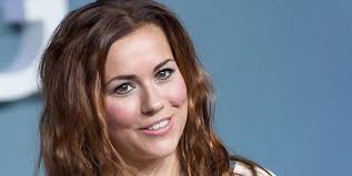 Jetzt verraten die beiden, wie romantisch ihre hochzeit wirklich wird. Sarah Tkotsch Ex Gzsz Star Feiert Traum Hochzeit Am Strand Mopo De