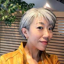 朝倉真弓 ライター グレイヘアリスト さんはinstagramを利用しています 初 ツーブロック いろいろ終わったら 思い切って髪型変えたくなっちゃって でも あまり奇抜な感じにもしづらいので こっそりツーブロックにしてもらいました 髪を下ろすと