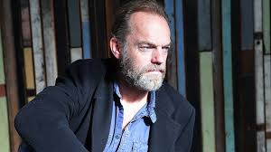 Den osannolika hjälten som vände det blodiga slaget var en soldat som vägrade att bära vapen, militärläkaren desmond t doss. Hugo Weaving In Hacksaw Ridge Hobbit Actor Joins Mel Gibson Movie Variety