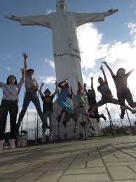 Para ir a cristo rey te recomiendo por máxima seguridad contratar un vehículo uber que te cobrará mas o menos 20 a 30.000 pesos colombianos o mas o menos 10 dolares. Ele Colombia Cristo Rey Una Estatua Legendaria De La Ciudad De