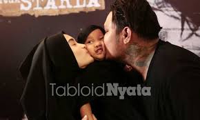 Dapat juga dengan mengeklik menu a b c d., lalu cari berdasarkan nama artis. Virgoun Berhasil Viral Lagi Gara Gara Diprotes Sang Istri