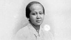 Pada jarak 10 m dari sumber bunyi. Melihat Sejarah Hari Ibu Dalam Kongres Perempuan Indonesia