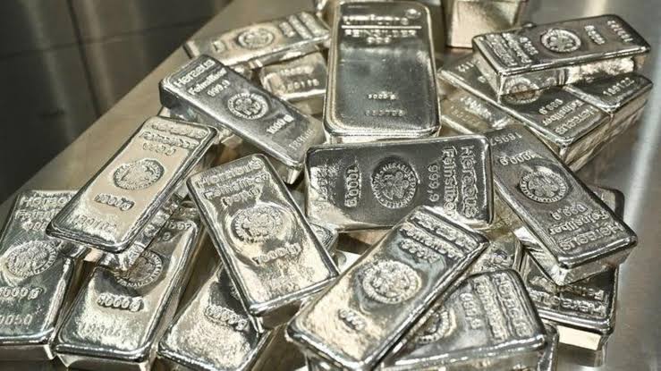 चांदी ने तोड़ा रिकॉर्ड, कीमतें 2 लाख रुपये के करीब पहुंचीं