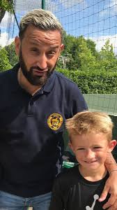 Cyril valéry isaac hanouna (born 23 september 1974 in paris) is a french radio and television presenter, writer, author, columnist, producer, singer and occasional actor and comedian of tunisian origins. Cyril Hanouna Ø¯Ø± ØªÙˆÛŒÛŒØªØ± C Vous Les Amours Emilieloit Et Emilie Qd Je Te Battrais Au Tennis Je Pourrais Me La Peter Mais Pour L Instant Je Me Fais Tout Petit Https T Co S5fti8zbmw