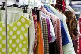 Rassemblement populaire au cours duquel des particuliers exposent les objets dont ils n'ont plus l'usage (ex: Vide Grenier A Paris Des Vetements A Partir De 1 Seulement