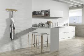 Une Credence Blanche Pour Une Cuisine Immaculee Carrelage Mural Blanc Carrelage Credence