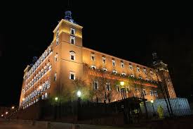 It is one of the few historical buildings of the city. Alcazar Von Toledo Toledo Informationen Preise Eintrittskarten Anfahrt Telefon Offnungszeiten Karte Fotos Bucher Und Reisefuhrer Fuhrungen Und Touren