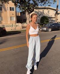 Emma Chamberlain On Instagram Emma Chamberlain On Instagram Jogginghosen Outfit Outfit Ideen Outfit