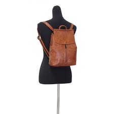 Sac bandoulière transformable sac à dos femme cuir marron clair (cannelle) idéal pour passer du métro ou du vélo au bureau, ce vrai sac bandoulière se transforme instantanément en vrai sac à dos citadin trés tendance ! Soldes Sac A Dos Convertible En Stock