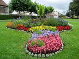 33 Beautiful Flower Beds Adding Bright Centerpieces To Yard Landscaping And Garden Design Beautiful Flowers Garden Small Flower Gardens Flower Garden Design
