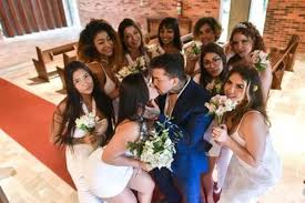 Brasileiro viraliza no exterior após se casar com 9 mulheres | Metrópoles